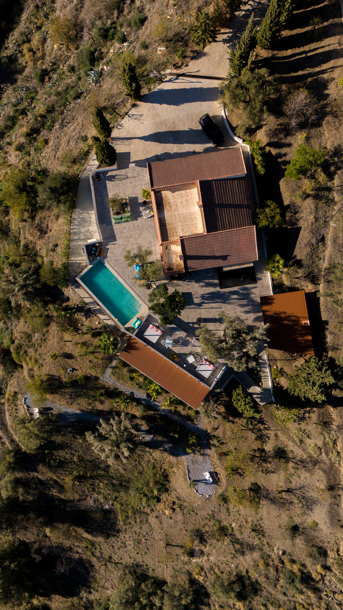 Casa con piscina entre terrazas de tierra, vista cenital