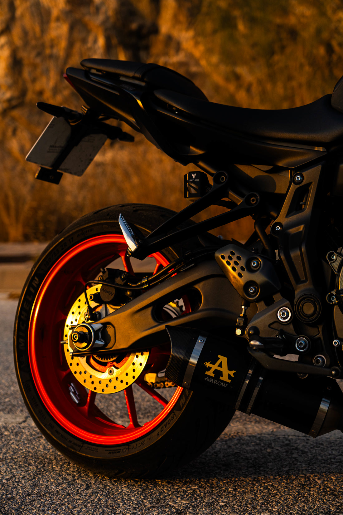 Detalle de la rueda trasera de una moto con disco de freno
